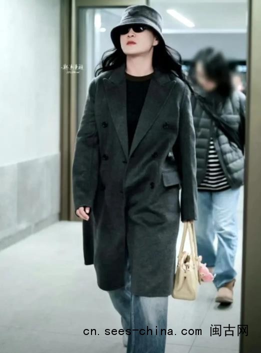 贾玲亮相米兰时装周机场路透 