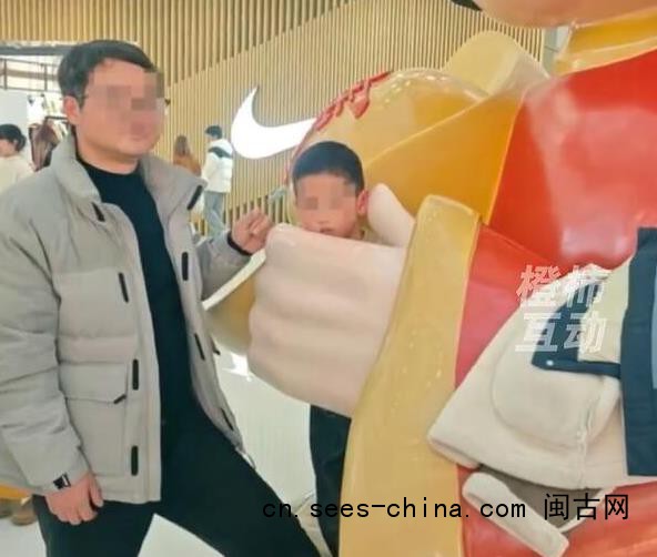 小孩哥&ldquo;钻&rdquo;进财神爷怀里出不来了