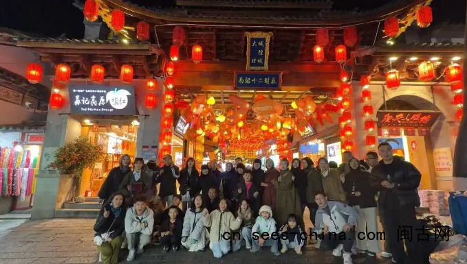 一家35口人开大巴春节自驾游