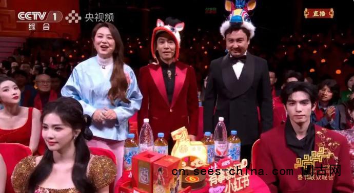 马丽给撒贝宁戴上马头帽