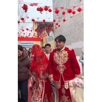 00后三胞胎兄弟同一天办婚礼，3兄弟从小穿同款衣服睡同一张床