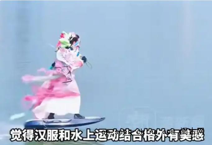 女子穿汉服在长江&ldquo;御剑飞行&rdquo;
