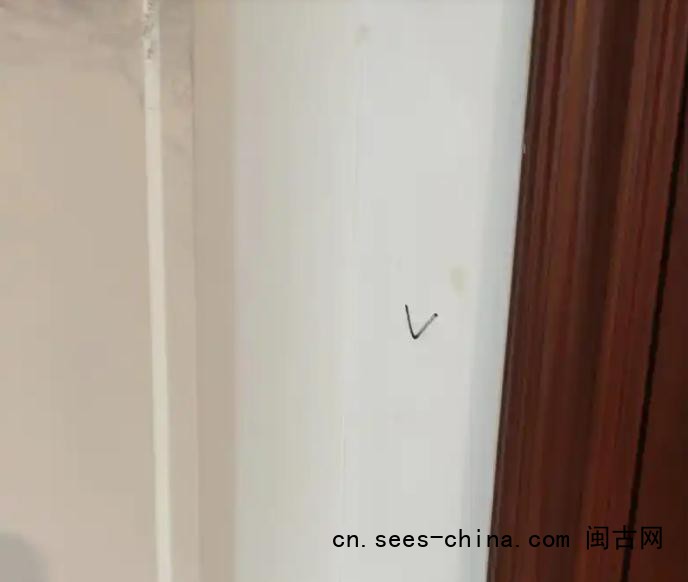 独居家门口出现不明符号 公安提醒