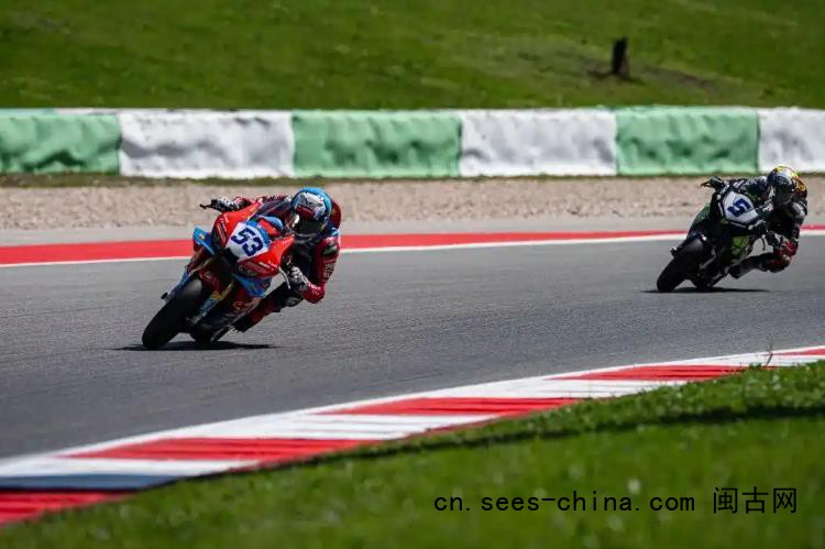 张雪爆火 这个男人是谁