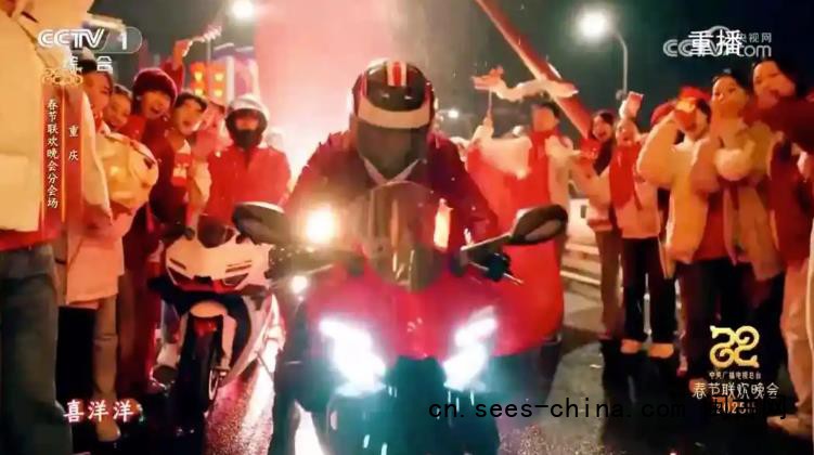 张雪爆火 这个男人是谁