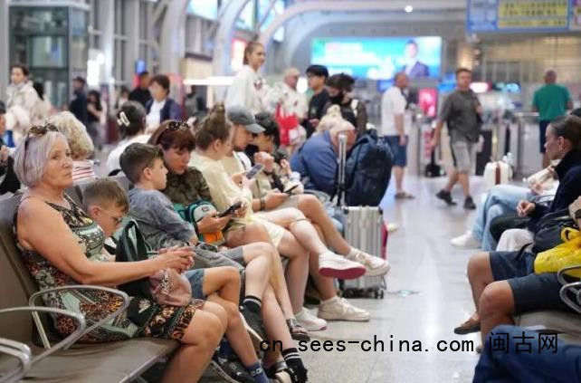 高铁车厢里全是外国人 