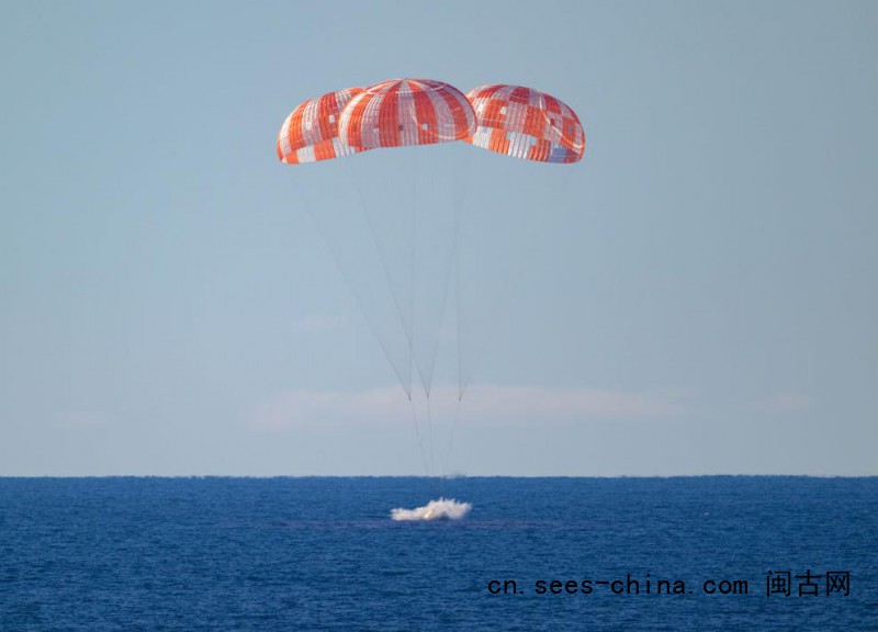 美载人绕月飞船返回地球