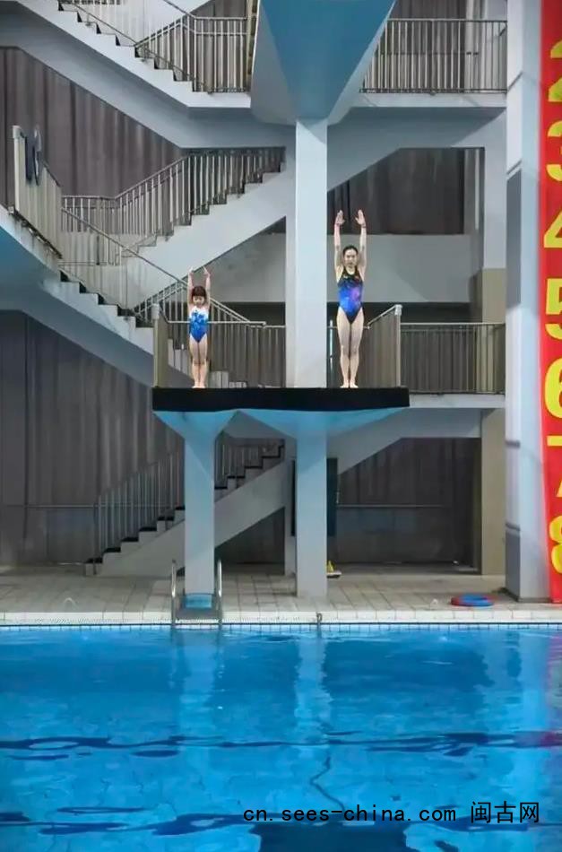 吴敏霞与7岁女儿展示&ldquo;双人跳水