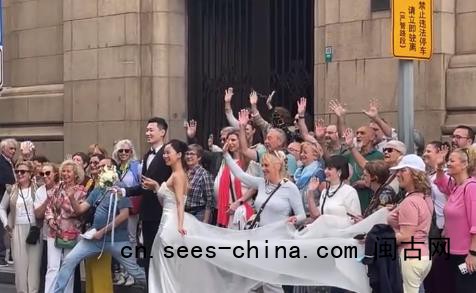 新人拍婚纱照被外国游客围观祝福