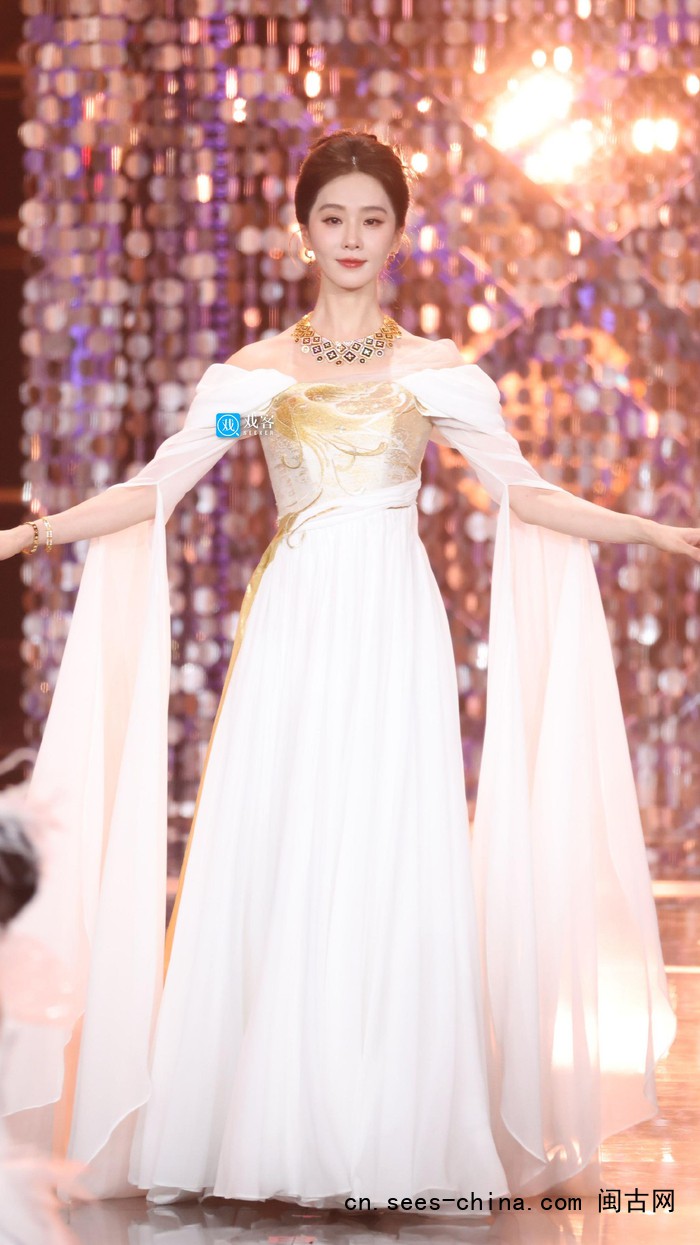 刘诗诗北影节闭幕式出场如仙女下凡 