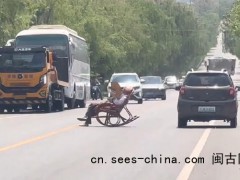 大爷躺马路中间晒太阳 车辆纷纷避让 别拿生命当儿戏！