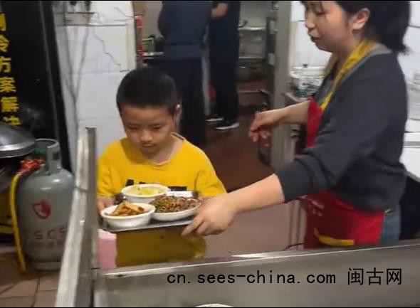 10后小孩哥用AI帮妈妈管店