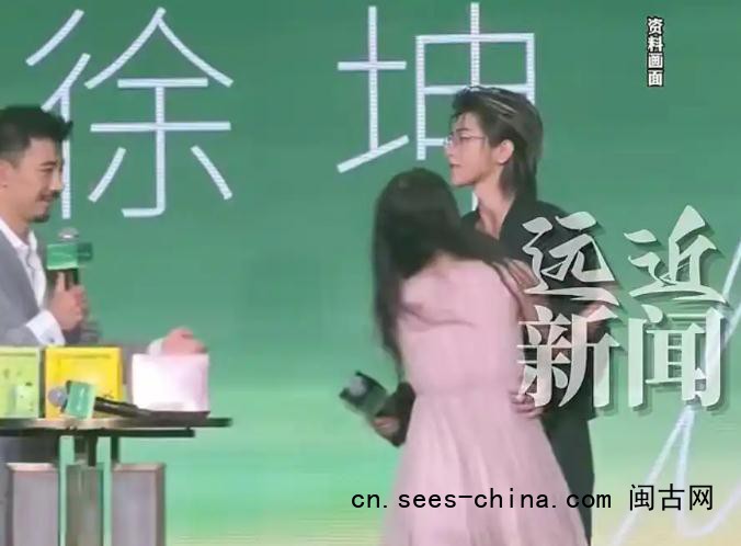 蔡徐坤被女粉丝冲上台强抱
