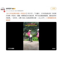 大爷拎蛇跟拎根葱一样轻松，网友：大爷这是放生 清蒸 油炸还是泡酒呀