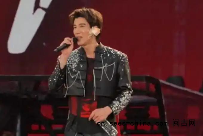 王力宏演唱会摔倒 面部出血