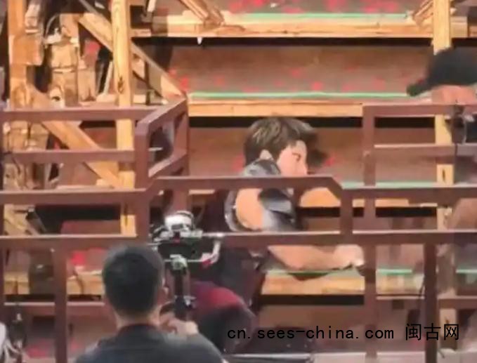 王力宏演唱会摔倒 面部出血