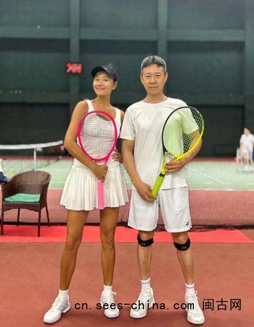瞿颖晒与张丰毅合影