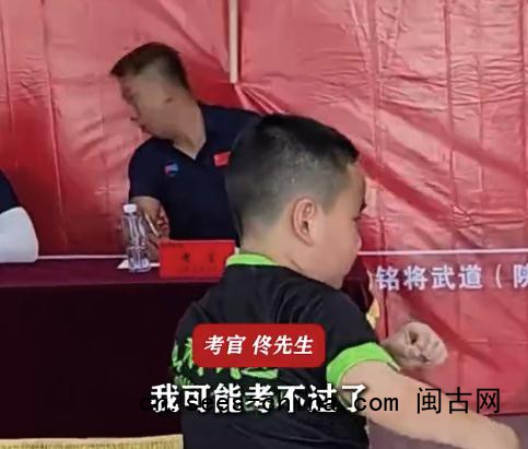 男孩武术考级踢飞木棍