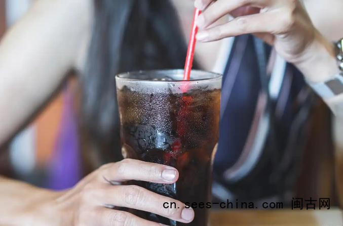 一天5瓶可乐喝成60岁脸