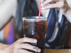 一天5瓶可乐喝成60岁脸，究竟真相是什么？