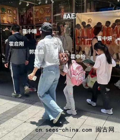 郭晶晶大女儿边走路边看书