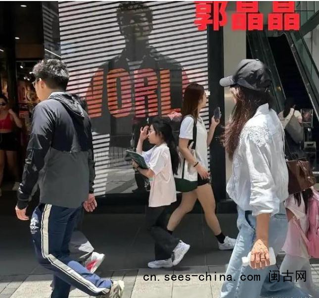 郭晶晶大女儿边走路边看书