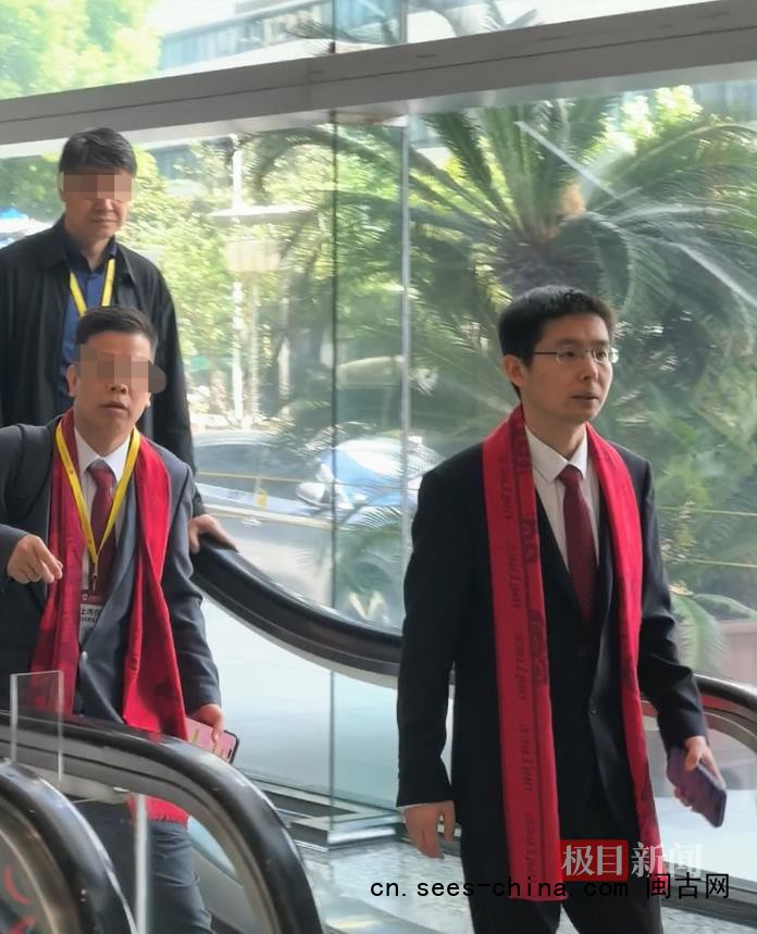 王兴兴披红围巾现身宇树上市仪式