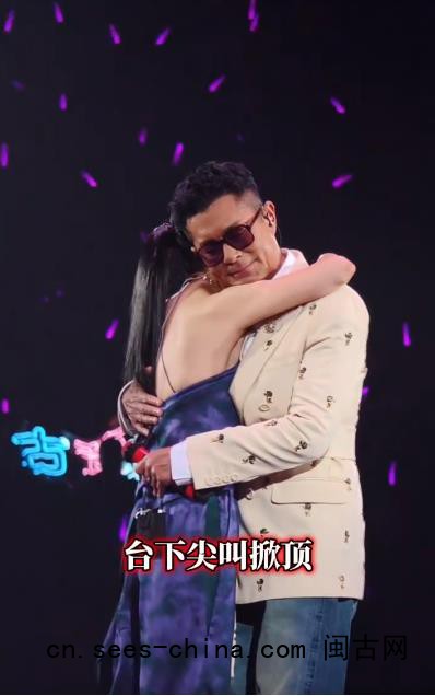 宣萱现身古天乐演唱会 台上拥抱