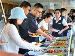 列车上可以吃自助餐了，乘客可以根据自己的喜好和食量自行挑选食物