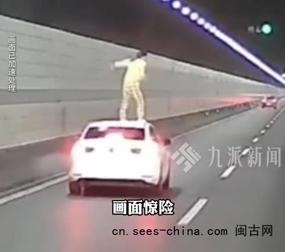 女子高速爬出副驾往路中间奋力一跳