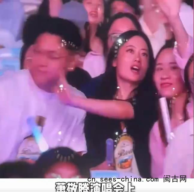 演唱会女生拒绝男友亲吻转头亲闺蜜