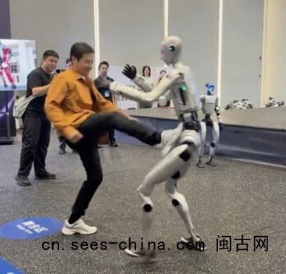 雷军脚踹宇树机器人