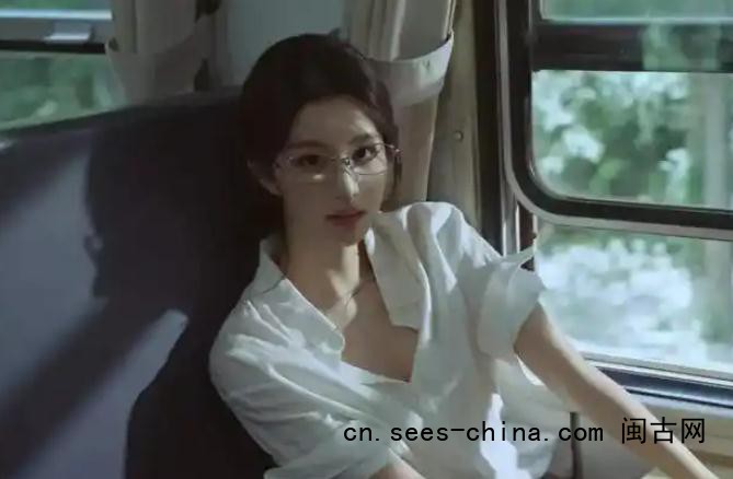 王楚然白衬衫搭配细框眼镜