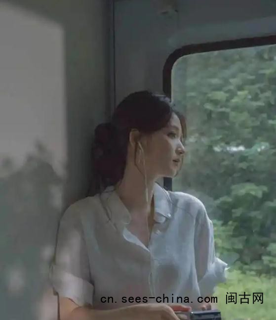 王楚然白衬衫搭配细框眼镜