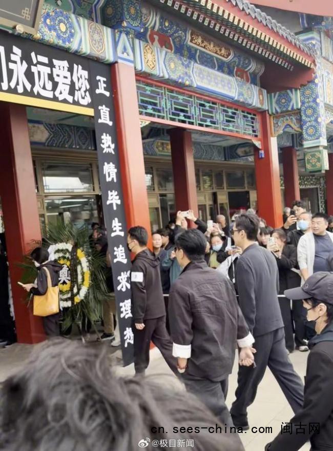  胡歌现身游本昌告别仪式不时擦泪