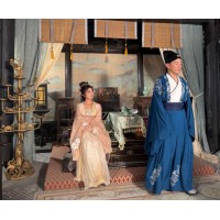 国庆片场名场面，年轻人在横店演反派 阿姨们演娘娘，普通人也能过一把戏瘾