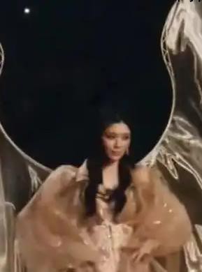奚梦瑶维密秀超大蝴蝶翅膀