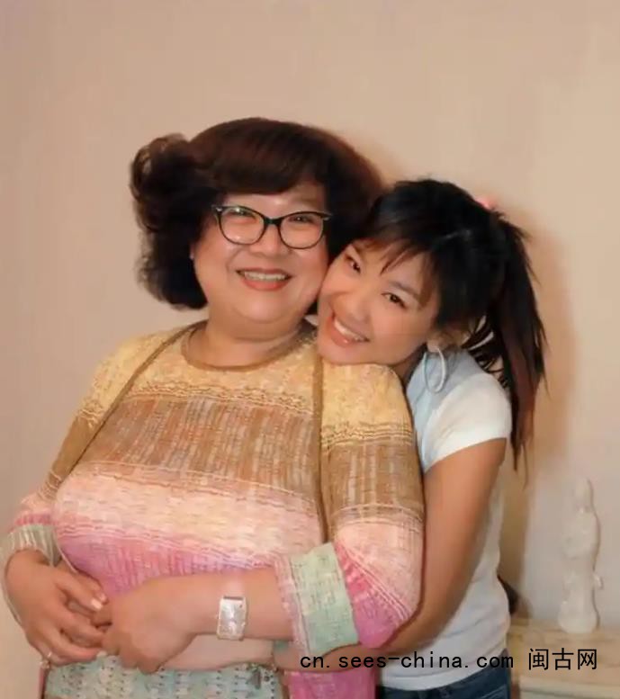 郑欣宜在沈殿霞墓前落泪
